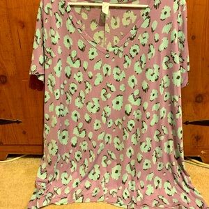 Top in mint green leopard print